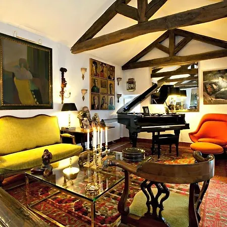 Tiny Smart Home, Private Garden & Outside Jacuzzi. Center Sintra! Διαμέρισμα Σίντρα
